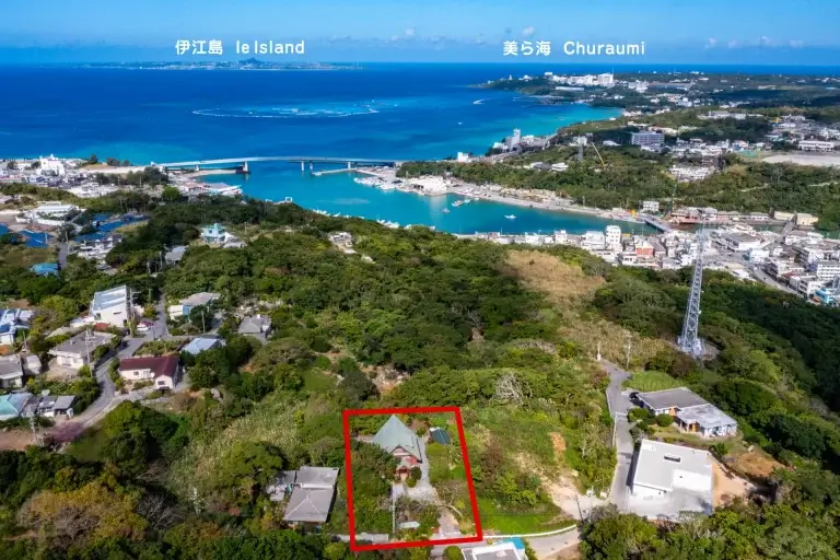 上空から見たコテージむいのちちと美ら海・伊江島