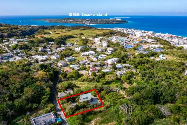 上空から見たコテージむいのちちと瀬底島