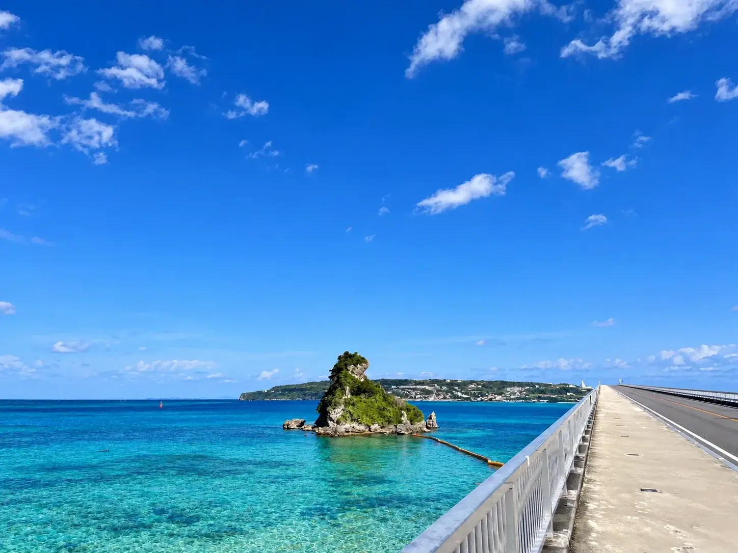 古宇利大橋から望む古宇利島の海